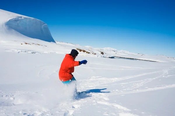 Mann bewegt sich auf Skiern — Stockfoto
