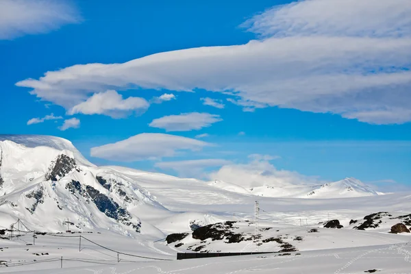 Prachtige besneeuwde bergen — Stockfoto