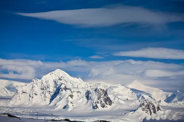 Antarktika 'da karla kaplı dağlar — Stok fotoğraf