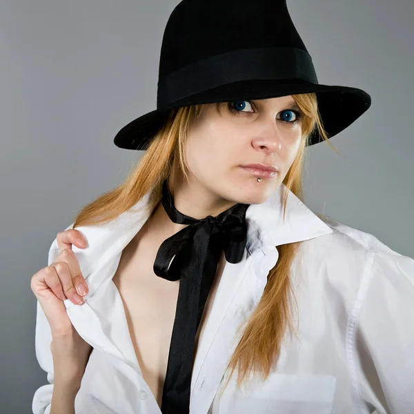 Lány egy fekete kalap — Stock Fotó