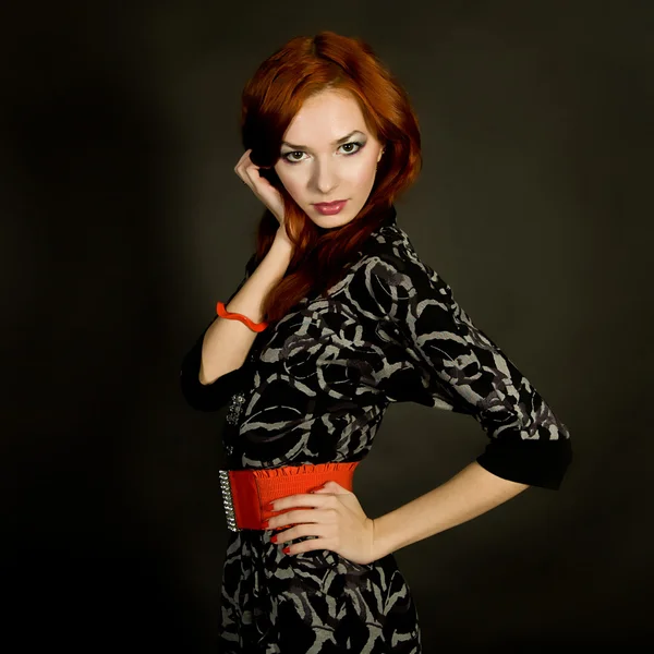 年轻的红发女子 — 图库照片
