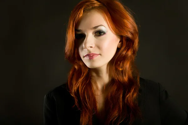 Giovane donna dai capelli rossi — Foto Stock