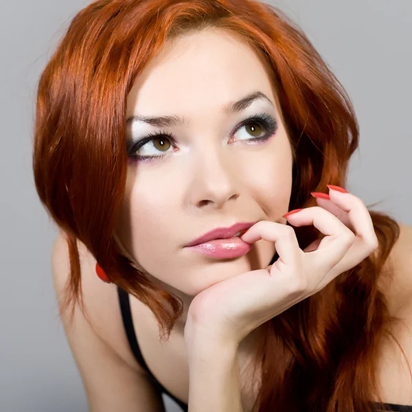 年轻的红发女子 — 图库照片