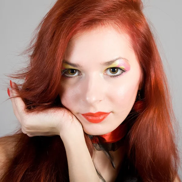 Красивая рыжая девушка — стоковое фото