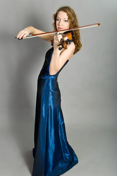 A menina com um violino — Fotografia de Stock
