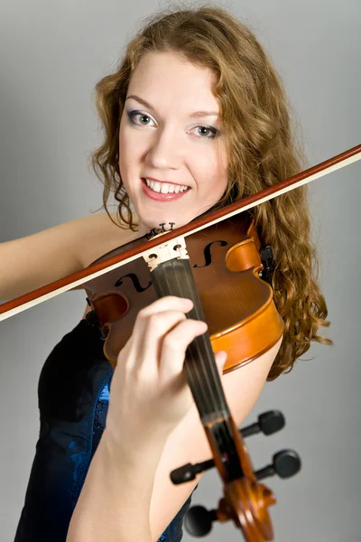 Het meisje met een viool — Stockfoto