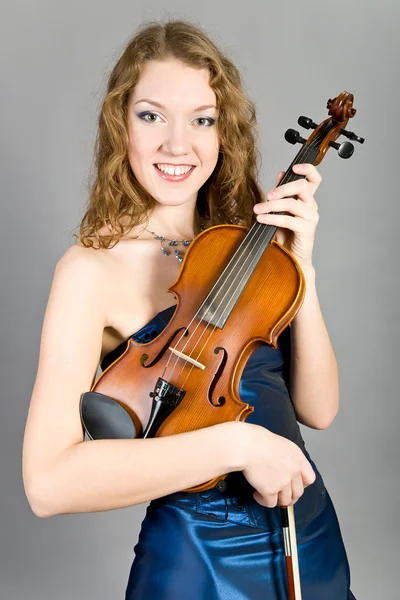 Dziewczyna ze skrzypcami — Zdjęcie stockowe