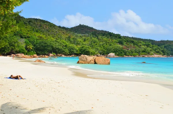 Tropisch strand op het eiland van de Seychellen — Stockfoto