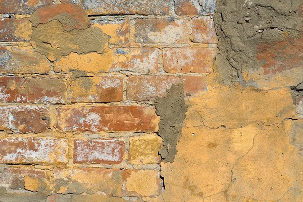 レンガの壁の上に古い石膏 — ストック写真