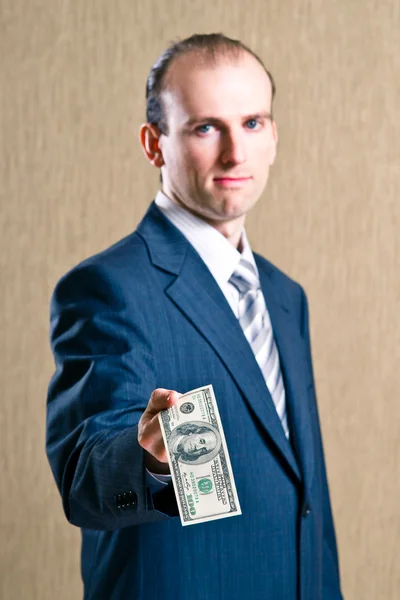 Человек в костюме с деньгами — стоковое фото