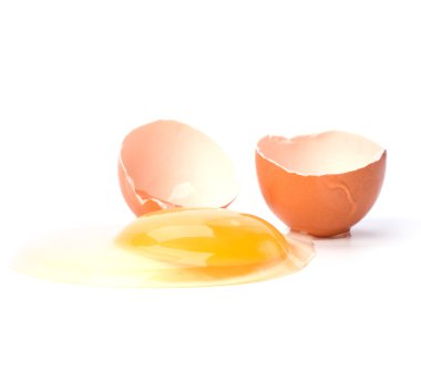 Kırık yumurta beyaz arka planda izole edilmiş.