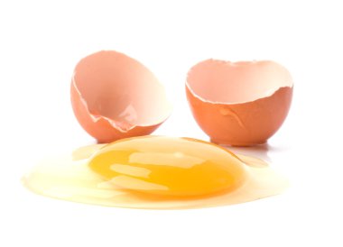 Kırık yumurta beyaz arka planda izole edilmiş.