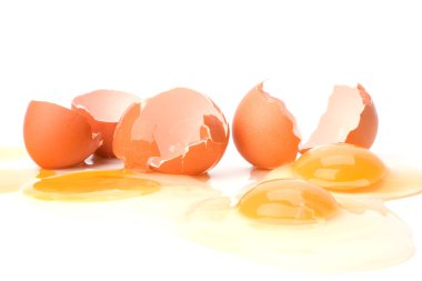 Kırık yumurtalar beyaz arka planda izole edilmiş.