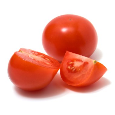 Dilimlenmiş domates beyaz arka planda izole