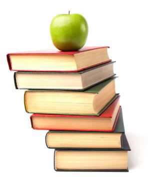 Beyaz arka plan üzerinde izole apple ile kitap yığını
