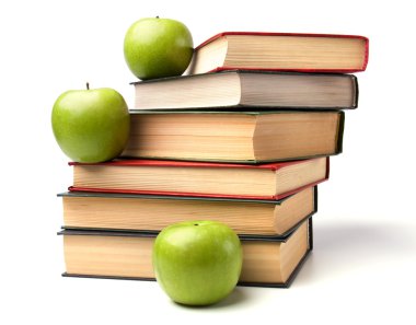 Beyaz arka plan üzerinde izole apple ile kitap yığını