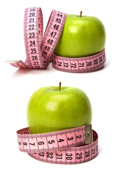 Мера ленты, обернутая вокруг яблока изолированы на белой backgro — стоковое фото