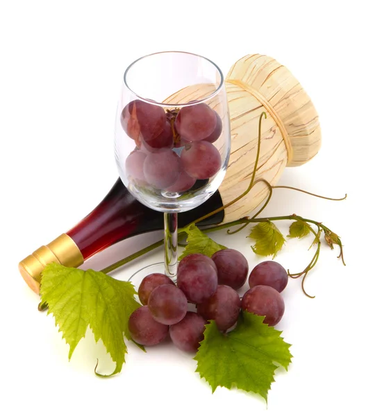 Garrafa de vinho tinto e copo cheio de uvas — Fotografia de Stock