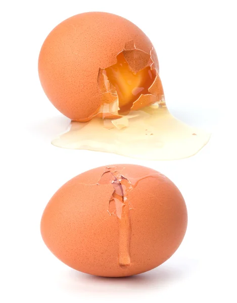Σπασμένο αυγό απομονωμένο σε λευκό φόντο — Φωτογραφία Αρχείου