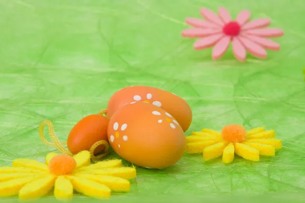 Antecedentes. Ovos de Páscoa e flores. — Fotografia de Stock