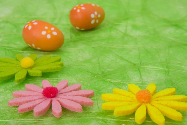 Paskalya geçmişi. Paskalya yumurtası ve çiçekleri. — Stok fotoğraf
