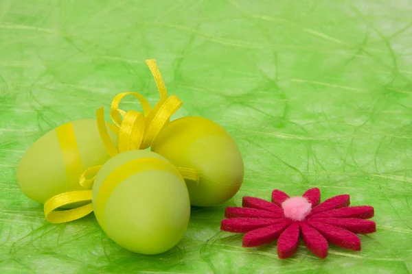 Пасхальный фон. Пасхальные яйца и цветы. — стоковое фото