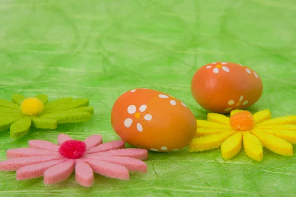 Sfondo pasquale. Uova di Pasqua e fiori. — Foto Stock