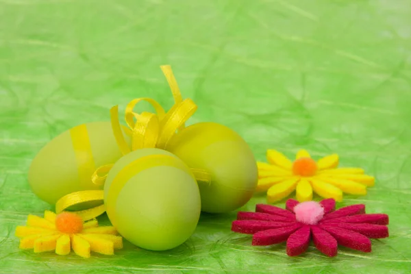 Antecedentes. Ovos de Páscoa e flores. — Fotografia de Stock