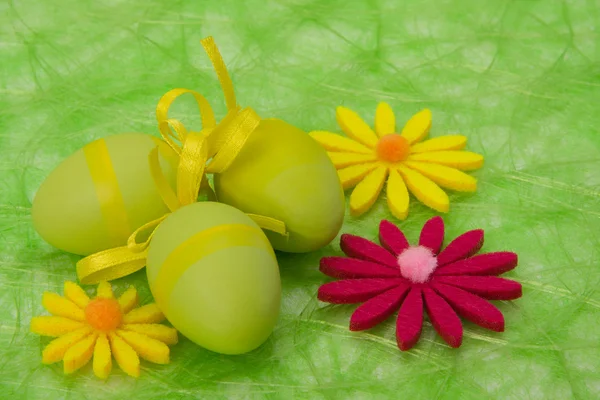 Easter background. Easter eggs and flowers. — Stock Photo, Image