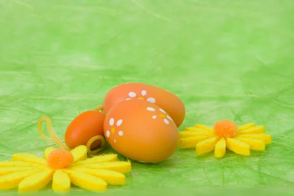 Easter background. Easter eggs and flowers. — Stock Photo, Image