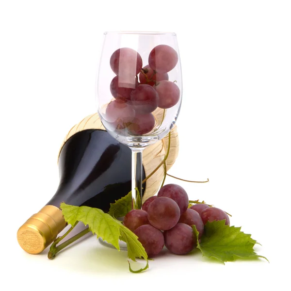 Garrafa de vinho tinto e copo cheio de uvas — Fotografia de Stock