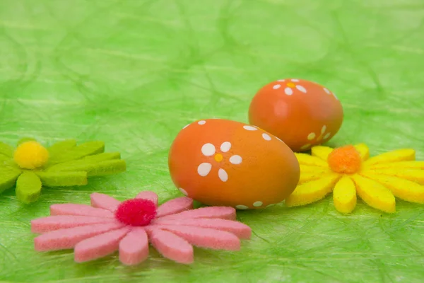 Ιστορικό Πάσχα. Πασχαλινά αυγά και λουλούδια. — Φωτογραφία Αρχείου
