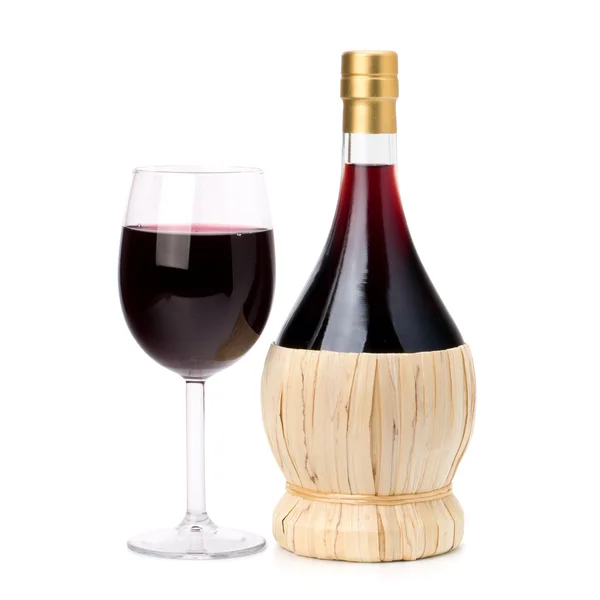 Copo de vidro de vinho tinto completo e garrafa — Fotografia de Stock