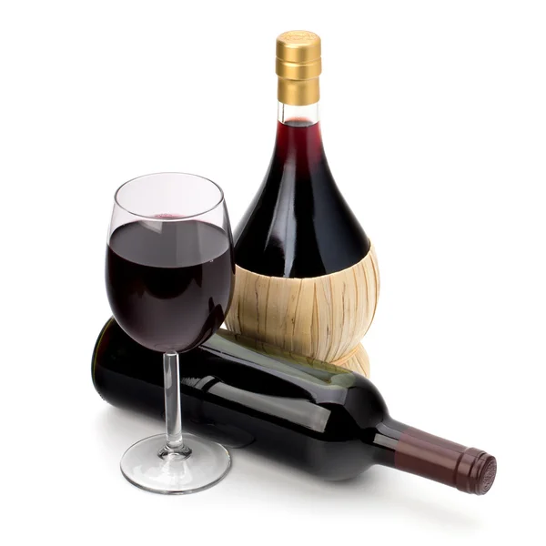 Full rött vin glas pokal och flaska — Stockfoto