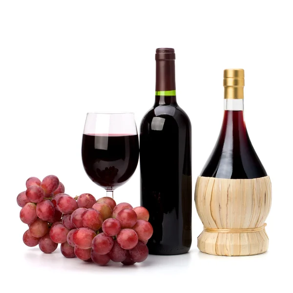 Bicchiere di vino rosso completo calice, bottiglia e uva — Foto Stock