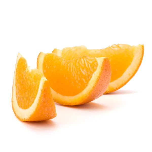 Нарезанные оранжевые фруктовые сегменты изолированы на белом фоне — стоковое фото