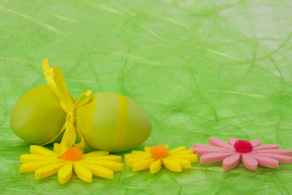 Velikonoční pozadí. Velikonoční vajíčka a květiny. — Stock fotografie