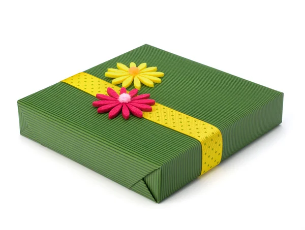 Lente cadeau met decoratie van de bloem — Stockfoto
