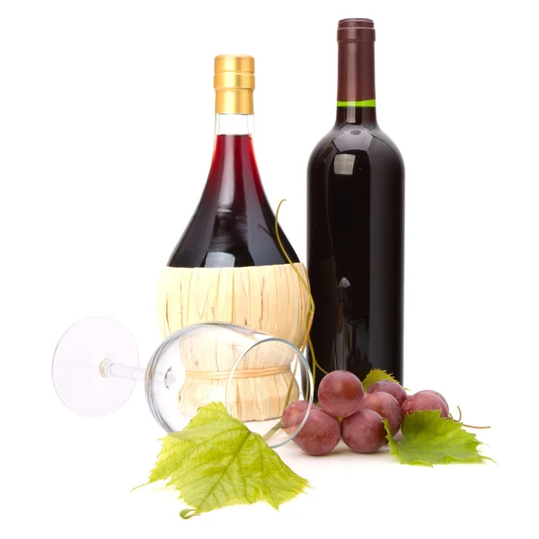 Copo de vinho e duas garrafas de vinho — Fotografia de Stock