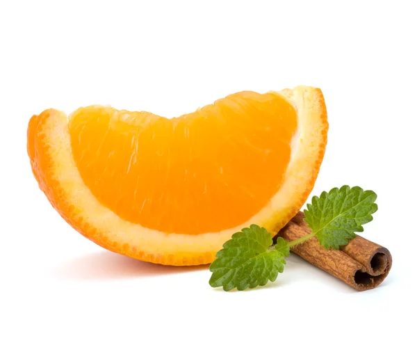 橙色水果部分、 肉桂棒和薄荷。热饮料 ingre — 图库照片