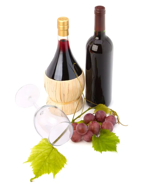 玻璃酒杯和两个葡萄酒瓶 — 图库照片