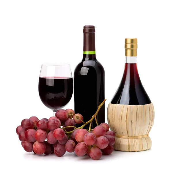 Czara czerwony pełny kieliszek do wina, butelki i winogron — Zdjęcie stockowe