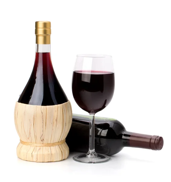 Gobelet en verre de vin rouge complet et bouteille — Photo