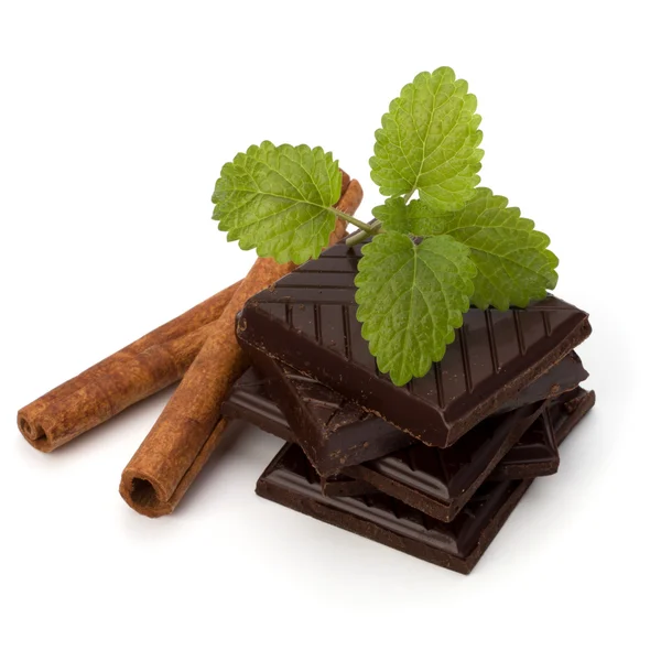 Chocoladerepen stack en kaneel stokken — Stockfoto