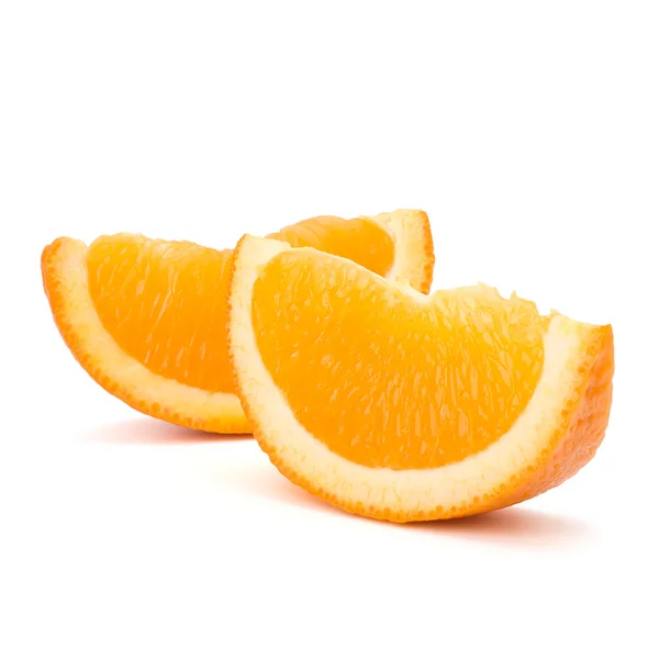 얇게 썬 오렌지 열매 조각은 흰 배경에 따로 붙어 있다 — 스톡 사진