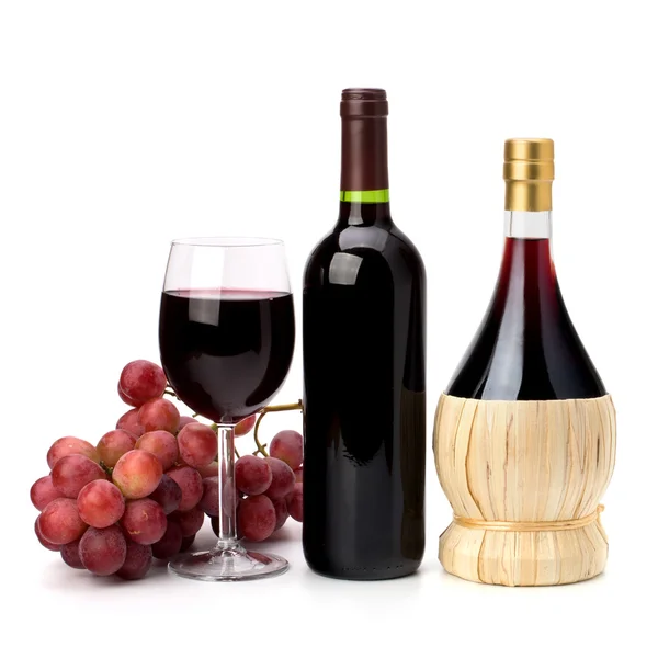 Bicchiere di vino rosso completo calice, bottiglia e uva — Foto Stock
