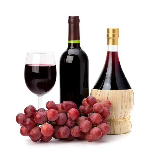 Plné červené víno skleněnou nádobu, láhev a hrozny — Stock fotografie