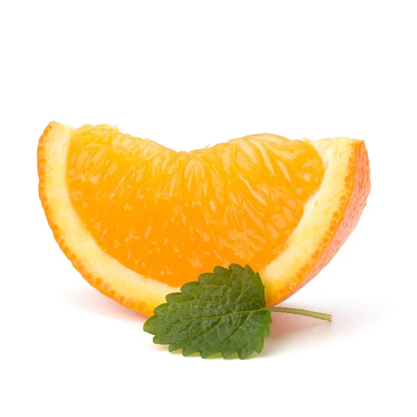 オレンジ色の果物セグメントとシトロン ミントの葉 — ストック写真