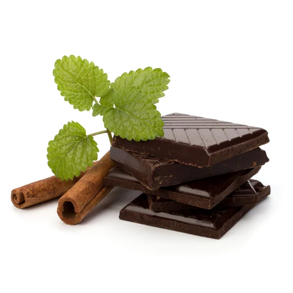 Barras de chocolate pilha e paus de canela — Fotografia de Stock