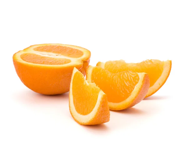 Нарізані апельсинові фруктові сегменти ізольовані на білому тлі — стокове фото